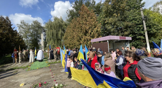 У Луківцях на Вижниччині провели в останню дорогу Героя десантника Івана Іпатія