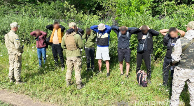 Від 2000 євро з людини за нелегальний перетин кордону – поліцейські підозрюють буковинця в незаконному переправленні чоловіків до Румунії