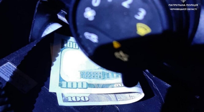 У Чернівцях п’яний водій пропонував патрульним хабар