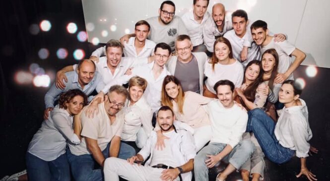 «Головне – не втрачати віри»: як Дніпровський театр «Віримо!» гастролював у Чернівцях та збирав кошти на ЗСУ