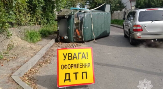 У Чернівцях на Тисменицькій під час ДТП перекинувся мікроавтобус