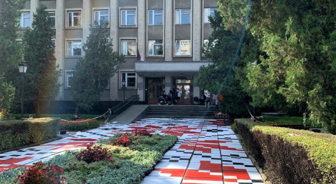 У Чернівцях територію перед однією із адміністративних будівель розмалювали «переможною вишиванкою»