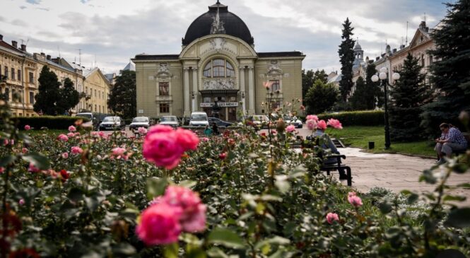 Відзавтра на Театральній площі щодня звучатиме «Червона рута»