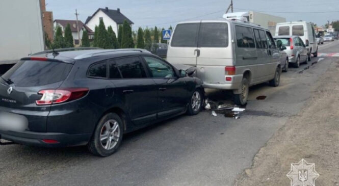 У Чернівцях на вулиці Лук’яновича зіткнулися відразу п’ять автівок