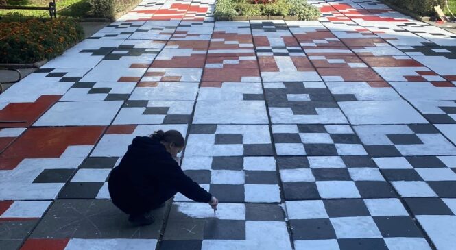 У Чернівцях намалювали вишиванку на бетонних плитах до Дня міста