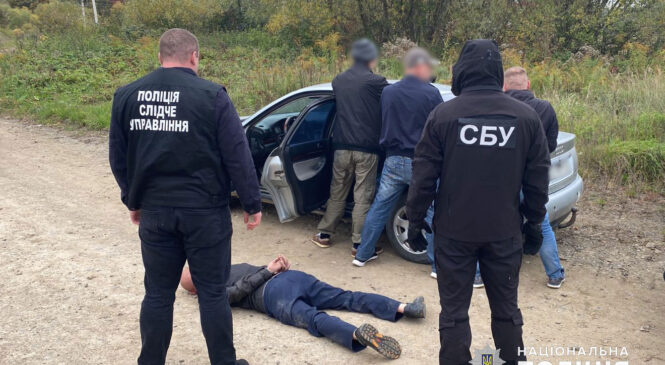 Правоохоронці припинили діяльність групи буковинців, які незаконно переправляли чоловіків до Румунії