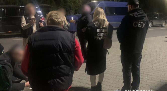 Співробітники поліції та СБУ затримали буковинку біля пункту пропуску «Порубне-Сірет» під час спроби вивезти чоловіка з України у спеціально облаштованій схованці всередині мікроавтобуса «Mercedes-Benz Sprinter»