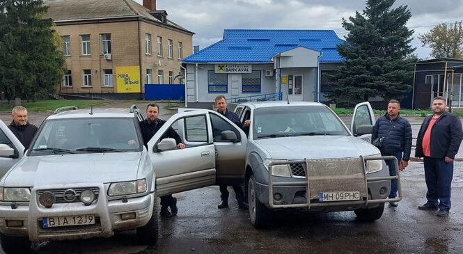 Капелани ПЦУ передали два «бандеромобілі» захисникам України