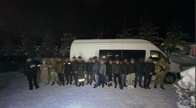 У Чернівецькій області прикордонники затримали два мікроавтобуси з чоловіками