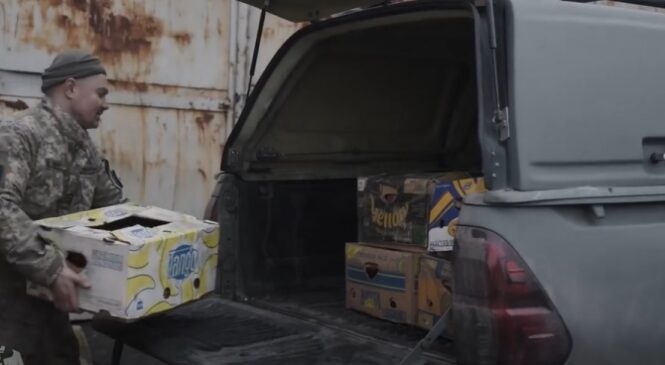 Передали бійцям автобус з яблуками