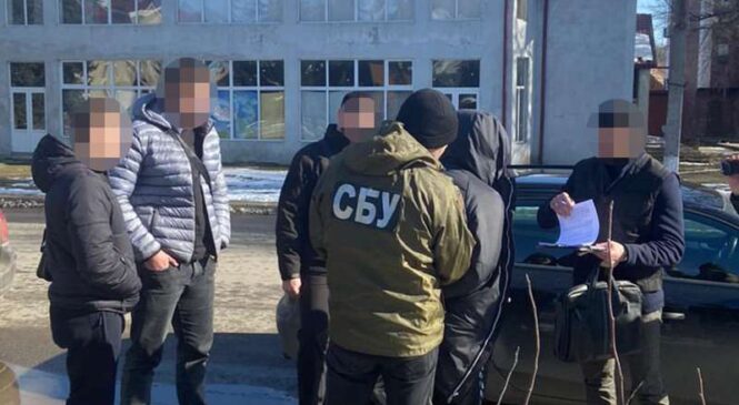 Начальниця одного з відділів державної виконавчої служби вимагала хабарі