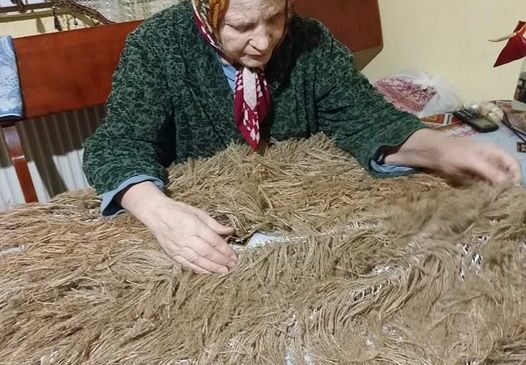 Жителька Кам’янки у свої майже 78 років самотужки сплела кікімору для наших захисників