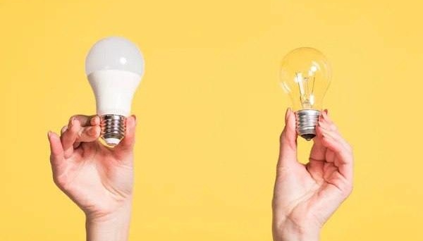 Заміна старих лампочок на нові LED-лампи у відділенні Укрпошта селища Глибока