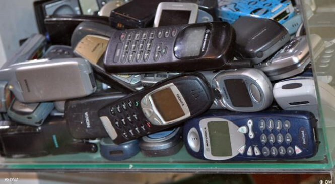 У Чернівцях збирають старі телефони для військових: куди приносити