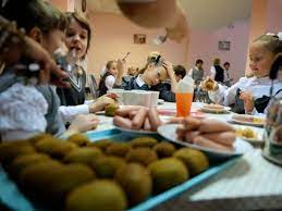 Хто з дітей може харчуватися безкоштовно у школах та садках