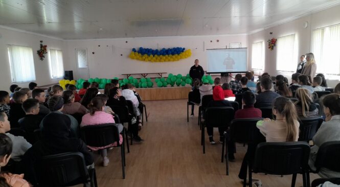 Працівниками Чернівецького РУ ГУ ДСНС України у Чернівецькій області з метою проведення Тижня безпеки в Молодійській ЗОШ 1-3 ст здійснено бесіди на теми безпечного поводженння із вибухонебезпечними предметами та пожежна безпека у побуті