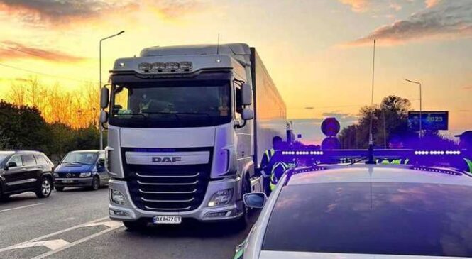 Черги з вантажівок на Буковині ще будуть, але вже віртуальними: про роботу застосунку єЧерга