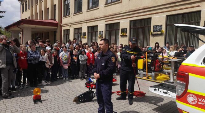 З метою проведення «Тижня безпеки» у Глибоцькій гімназії здійснено показ аварійно-рятувальної техніки та обладнання що призначене для рятування людей при дорожньо-транспортних пригодах та руйнуванням будівель.