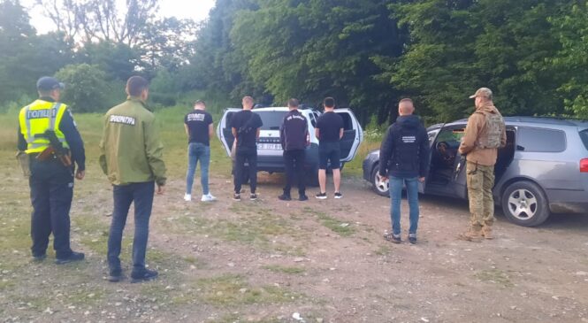 Поблизу кордону з Румунією затримали трьох ухилянтів та особу, яка організування їх незаконне переправлення через кордон