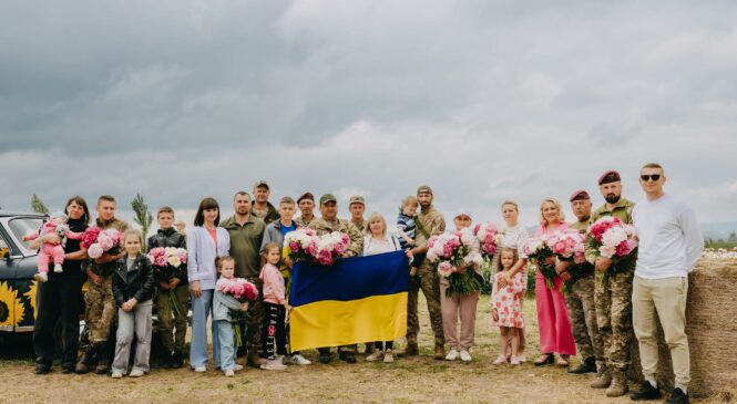 Українським захисникам та їхнім сім`ям організували фотосесію на полі півоній