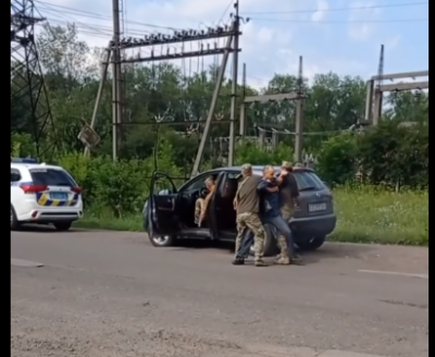 Запихали у машину з руками і ногами: у Чернівецькому ТЦК перевіряють військовослужбовців після інциденту на дорозі