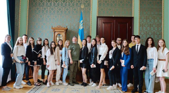 Розумний і успішний – тренд сьогодення: у Чернівецькій ОВА відзначили випускників Глибоцької громади, які отримали найвищі бали з НМТ