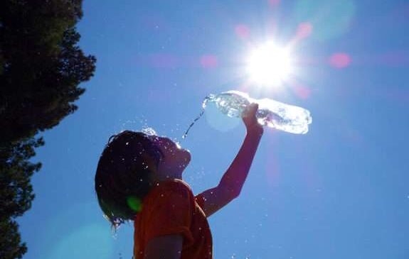 Скільки потрібно пити води у спеку та коли приймати сонячні ванни