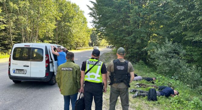 Поблизу кордону з Румунією затримано сімох ухилянтів та п’ять осіб, які організування їх незаконне переправлення через кордон