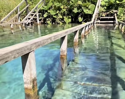 «Це місце шукає весь Tik Tok»: у мережі озеро на Буковині порівняли з Мальдівами