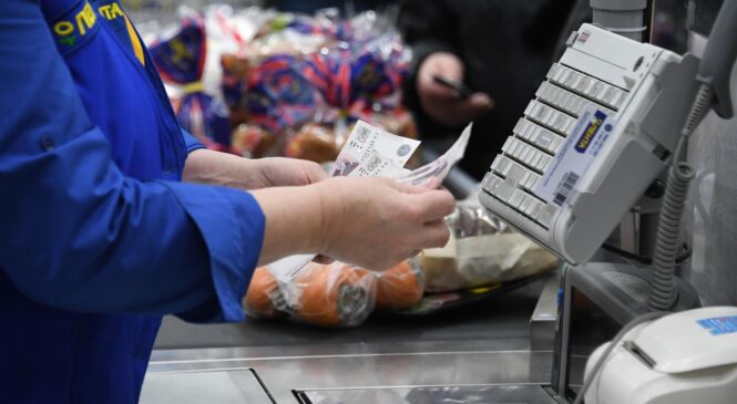 Українцям пояснили, чому небезпечно залишати чек на касі супермаркету або викидати його