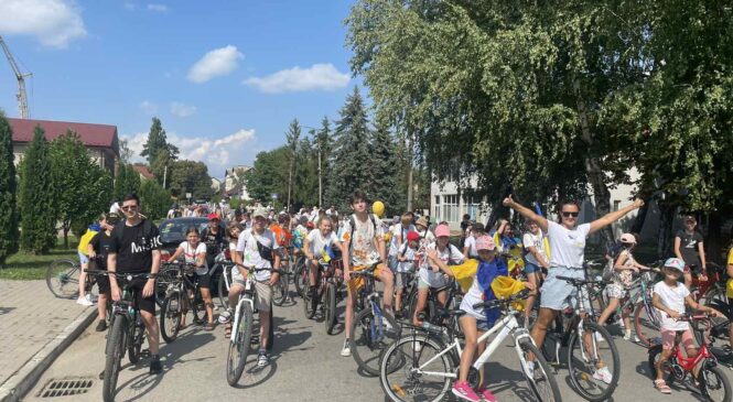 Весела руханка, велопробіг, пісні у дружньому колі та багато іншого провели для діток Глибоцької громади до Дня Незалежності