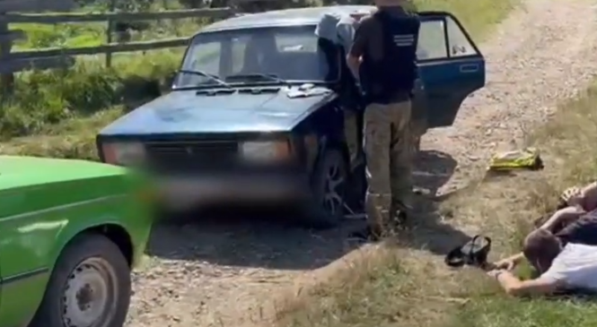 На кордоні пострілами зупинили організаторів перевезення ухилянтів до Румунії: одному вдалось втекти