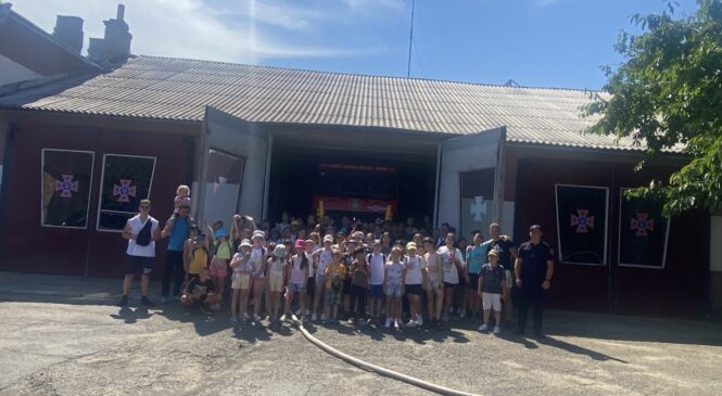 Рятувальники продемонстрували свої уміння в гасінні пожеж та аварійно-рятувальну техніку