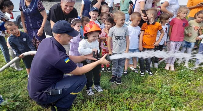 В Опришенському закладі дошкільної освіти проведено показовий виступ серед дітей з демонстрацією пожежної техніки та обладнання
