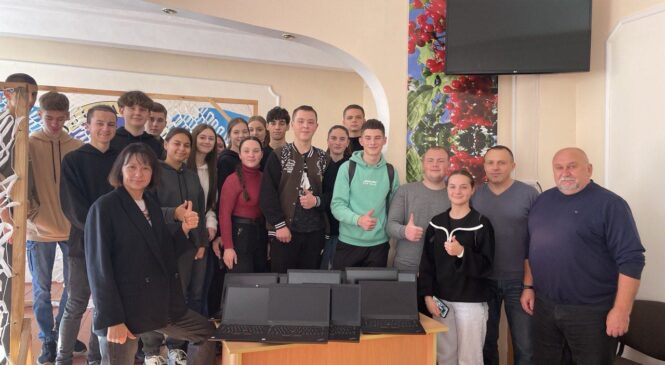 Глибоцька гімназія отримала десять ноутбуків від благодійників