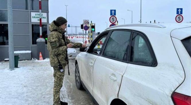 Через страйк на польському кордоні та погодні умови утворились черги на буковинських КПП