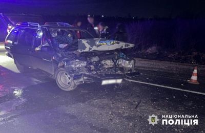 Авто зіткнулося з екскаватором, постраждали троє пасажирів