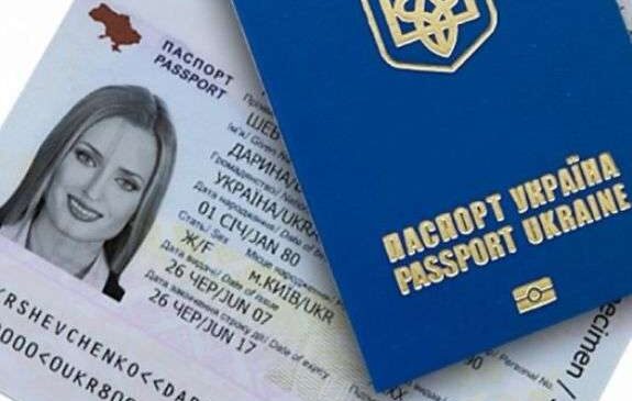 Чи потрібно змінювати закордонний паспорт після зміни прізвища?