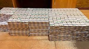 Двоє чоловіків намагались переправити через кордон 10 тисяч пачок цигарок