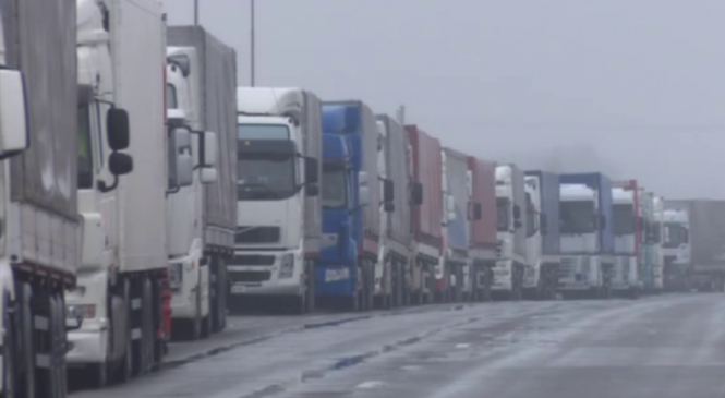 На КПП “Порубне” за дві доби черга вантажівок зросла вдвічі, кордон не перетнула жодна