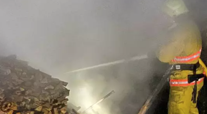 У Глибоці працівники ДСНС врятували чоловіка з палаючого будинку