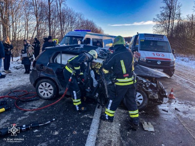 Машина перетворилася на металобрухт: рятувальники витягнули водійку з авто в ДТП на Буковині