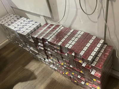 Два буковинці намагалися ввезти в Україну майже 2,5 тисячі пачок сигарет