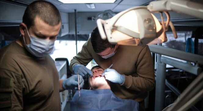 “Запитують, коли ми приїдемо знову”. Як стоматологи з Буковини лікують бійців за 25 км від лінії фронту