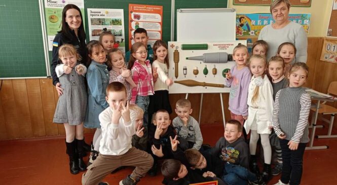 Інспекторський склад Чернівецького районного управління провели заняття із вихованцями Глибоцької гімназії