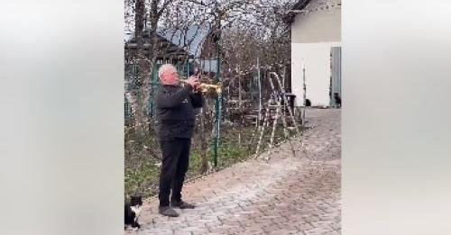 На Тернопільщині чоловік щовечора на вулиці грає на трубі гімн України