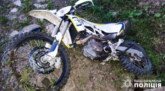 Отримав тілесні ушкодження: на Буковині мотоцикліст зіткнувся з електроопорою