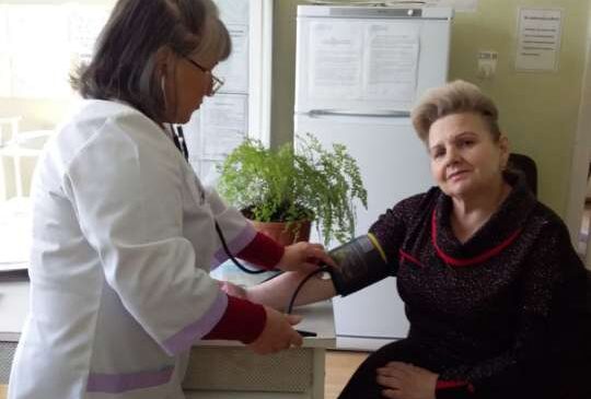 Через снігові заметілі на тракторі везли породіллю у Глибоку…