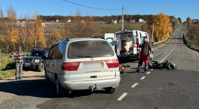 Біля Глибоки сталася аварія з потерпілими: скутер врізався у легковик