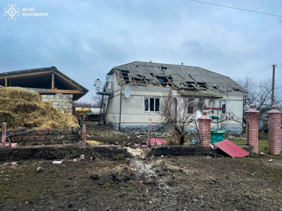 Вибиті вікна і зруйнований дах: ДСНС показали наслідки ворожої атаки РФ на Буковині – фото